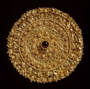 Gouden Etruskische gouden broche met granulatie Rijksmuseum van Oudheden Zilver.nl